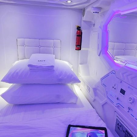 Met A Space Pod @Phrom Phong Bangkok Kültér fotó