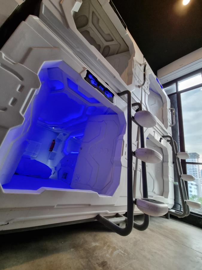 Met A Space Pod @Phrom Phong Bangkok Kültér fotó