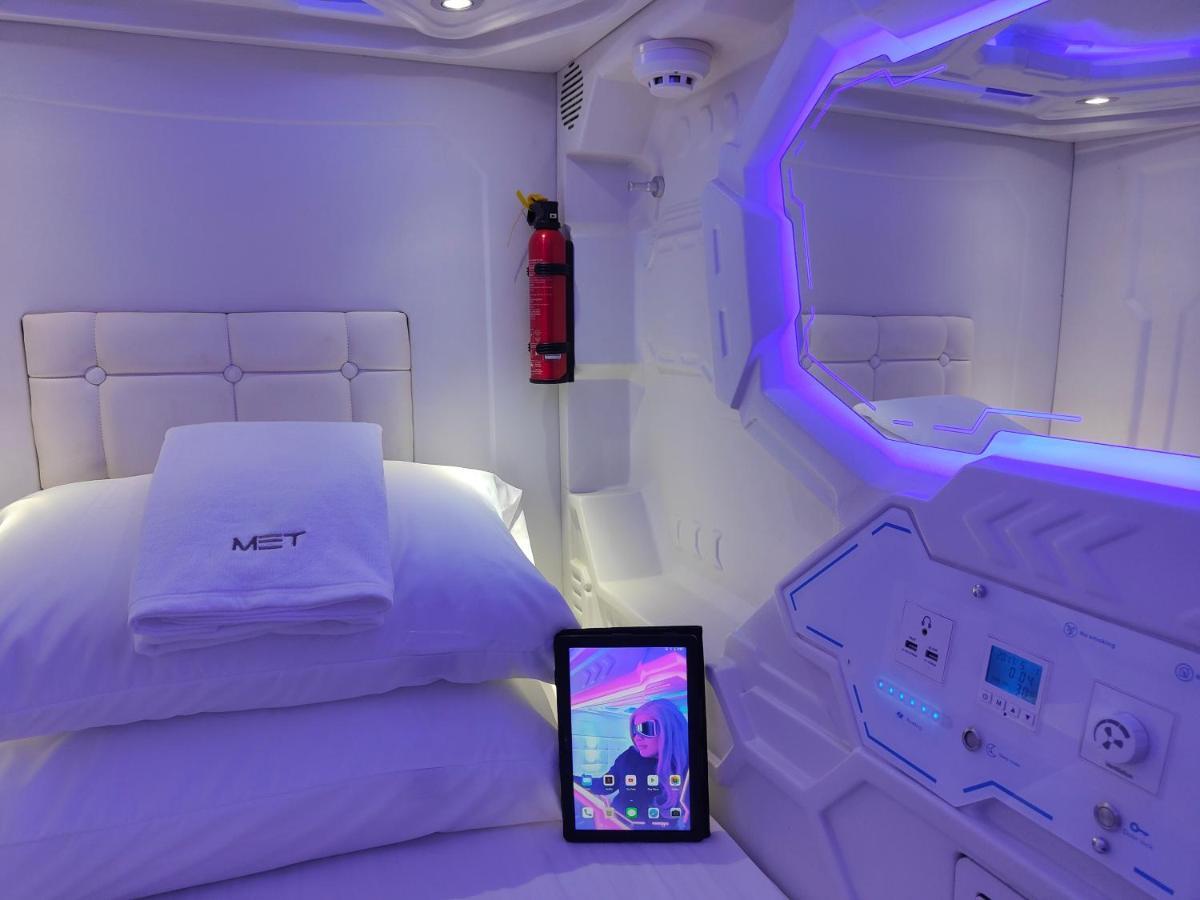 Met A Space Pod @Phrom Phong Bangkok Kültér fotó