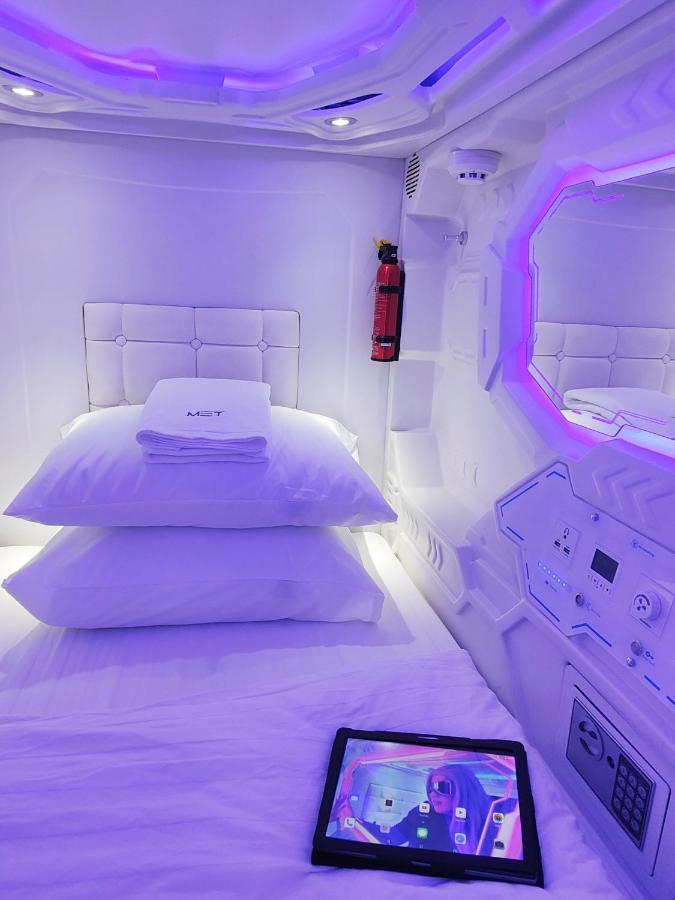 Met A Space Pod @Phrom Phong Bangkok Kültér fotó
